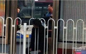 女生卡在栏杆上吃瓜,女生意外成“吃瓜群众”的焦点