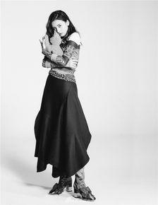 吃瓜黑衣服女生,黑衣女生吃瓜事件背后的真相揭晓