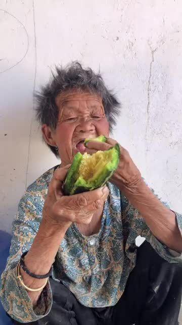 妈妈吃瓜的样子,妈妈吃瓜的欢乐时光