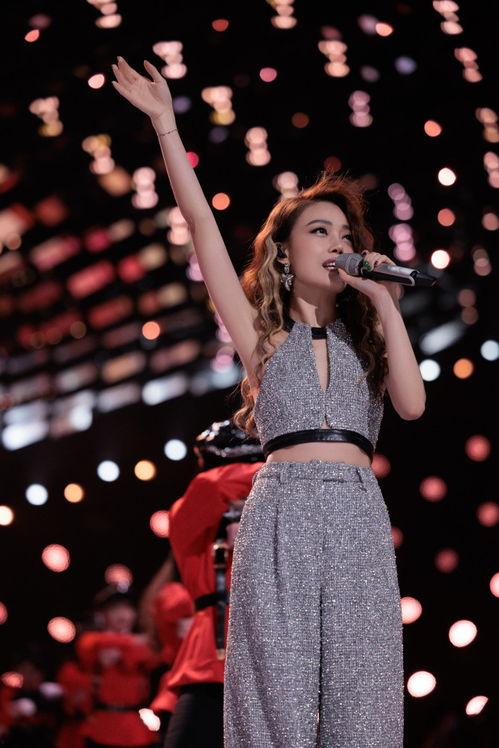 湖南跨年容祖儿吃瓜,湖南跨年夜容祖儿意外“吃瓜”成焦点