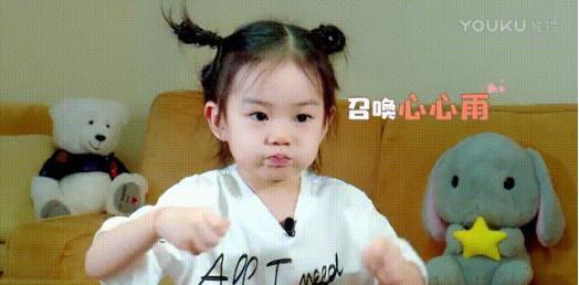 戚薇女儿吃瓜,萌翻网友！