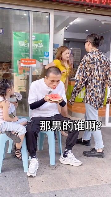 情侣吵架的吃瓜瞬间,吃瓜群众围观！